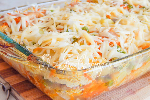 Курица с овощами, засыпанная тёртым сыром в форме