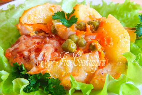 Готовая курица, запечённая с овощами под сырной корочкой