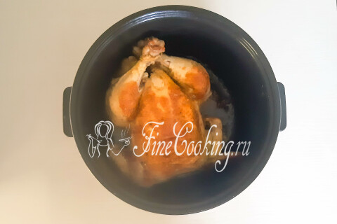 Запечённая курица, переложенная на блюдо из чаши мультиварки.