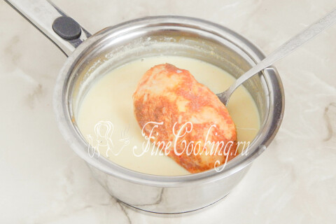 Готовая куриная грудка, приготовленная в молоке, на тарелке