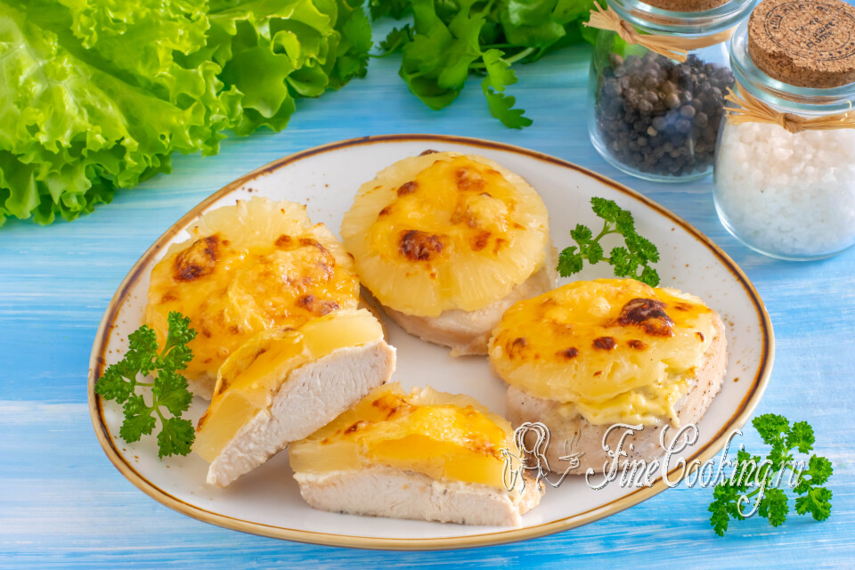 Куриная грудка с ананасами и сыром в духовке — готовое блюдо