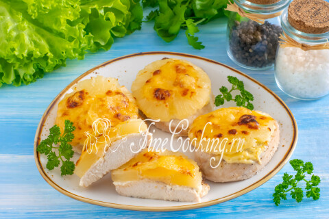 Куриная грудка с ананасами и сыром, подрумяненная, на противне