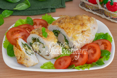 Куриная грудка с сыром и шпинатом на тарелке, поданная сразу после приготовления.
