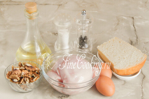 Продукты для куриной грудки в ореховой панировке: филе, белый хлеб, грецкие орехи, яйца и масло