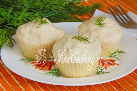 Порция куриного суфле на тарелке, поданная к столу