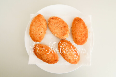 Готовые куриные котлеты на бумажных полотенцах, впитывающих масло