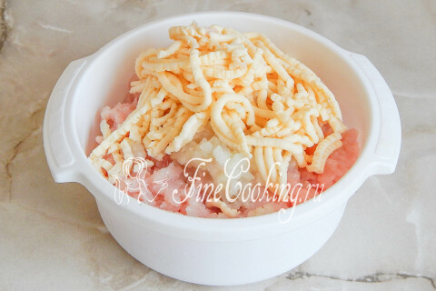 Сыр, пропущенный через мясорубку тонкой полоской, для фарша