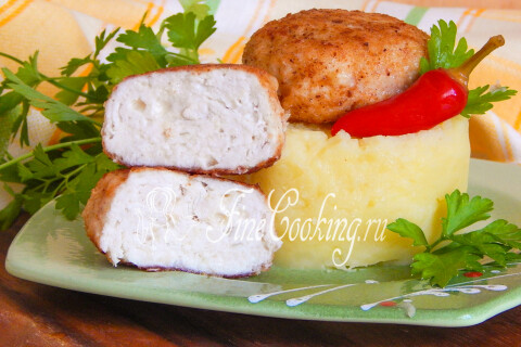 Куриные котлеты с сыром, поданные к столу на тарелке