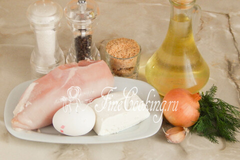 Продукты для куриных котлет: куриное филе, творог, яйцо, лук, чеснок, укроп и сухари