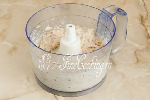 Однородный липкий фарш с творогом для куриных котлет в миске