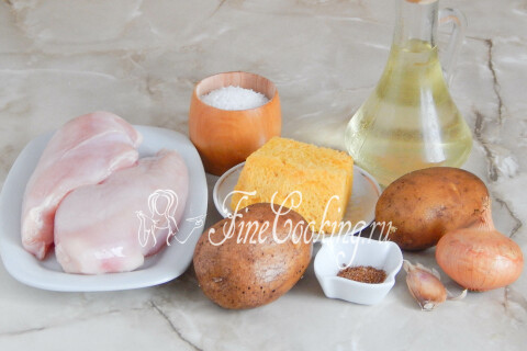 Продукты для куриных котлет: куриная грудка, картофель, лук, чеснок, хлеб, приправа и масло