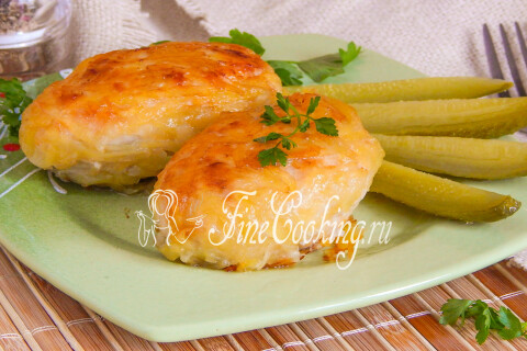 Куски курицы, запечённой в соли, разложены на тарелке с зеленью