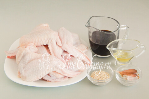 Продукты для куриных крылышек в соусе Терияки: крылышки, соус, растительное масло, чеснок и кунжут.