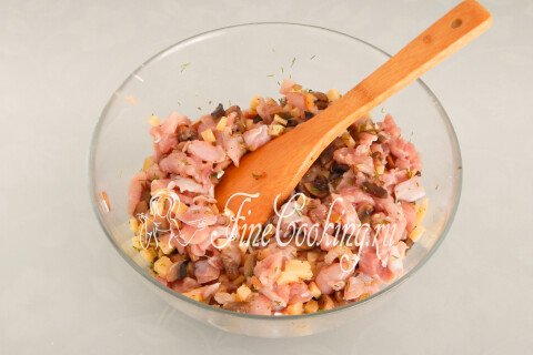 Перемешанная начинка из курицы, грибов, сыра и зелени в миске