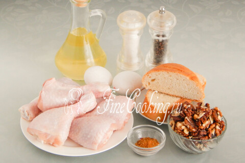 Продукты для куриных ножек в ореховой панировке: голени, батон, грецкие орехи, яйца и масло.