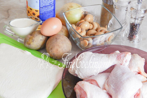 Продукты для куриных ножек в слоёном тесте: тесто, куриные голени, картофель, лук и грибы