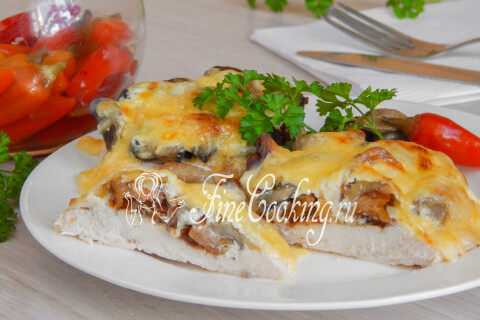Куриные отбивные с грибами и картофельным пюре на тарелке