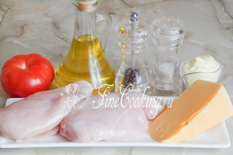 Продукты для куриных отбивных: куриная грудка, помидоры, сыр, майонез, масло, соль и перец