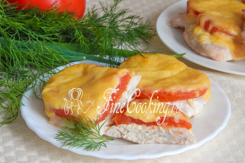 Куриные отбивные с сыром и помидорами крупным планом на блюде