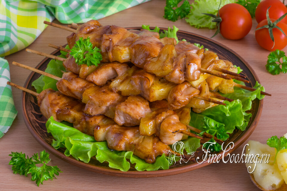 Куриные шашлычки с ананасами на шпажках — готовое блюдо