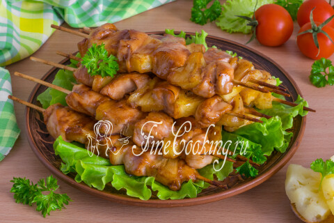 Готовые куриные шашлычки с ананасами на шпажках, поданные горячими