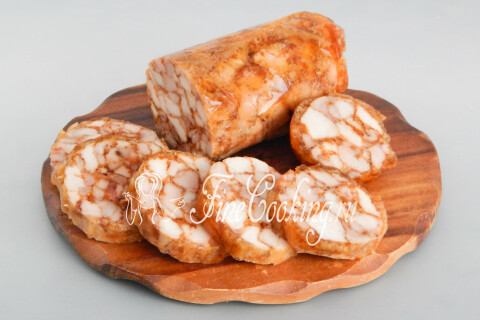 Порционные ломтики куриного рулета на разделочной доске