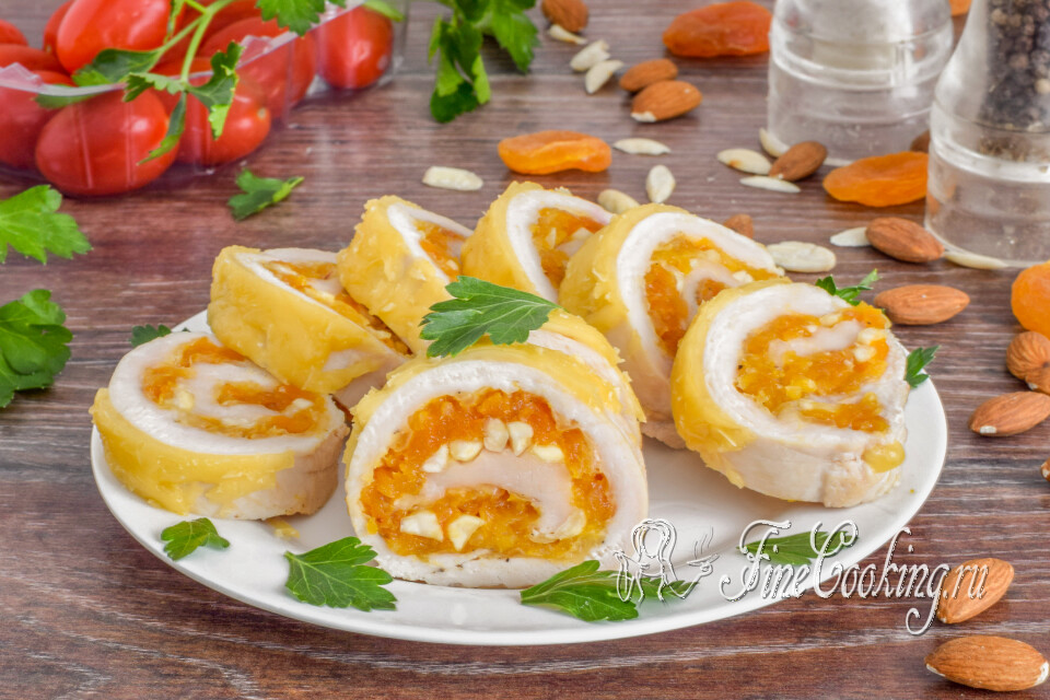 Куриный рулет с курагой и миндалем — готовое блюдо