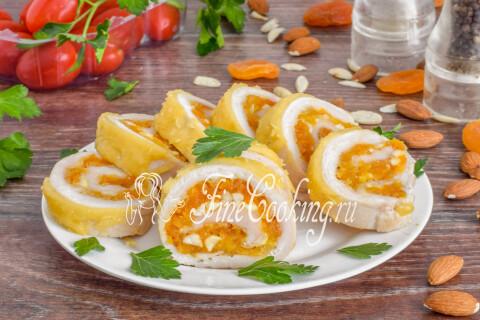 Куриные рулетики с курагой и миндалем, нарезанные порционными кусочками