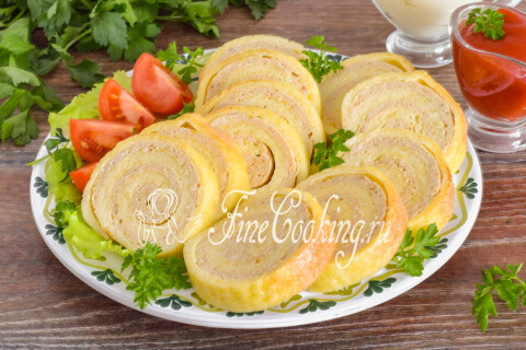 Рулет с сырным омлетом, нарезанный порционными кусочками на тарелке