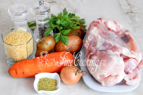 Продукты для куриного супа с вермишелью: суповой набор, картофель, морковь, лук и зелень