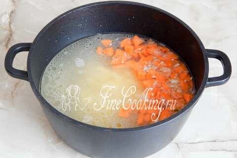 Закладка картофеля, моркови и лука в кипящий куриный бульон