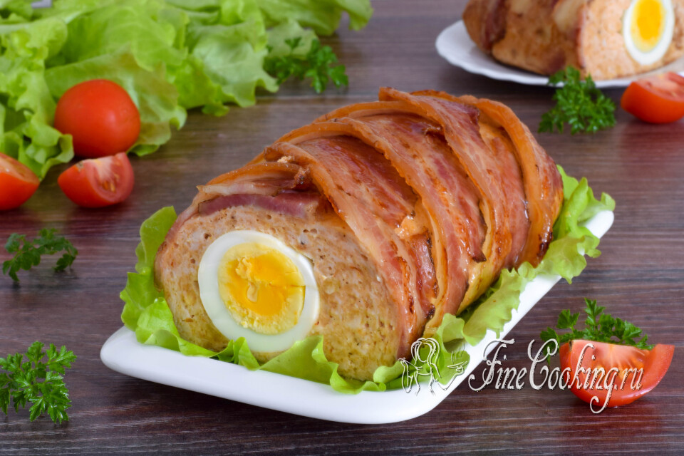 Куриный рулет с яйцом и беконом в духовке — готовое блюдо