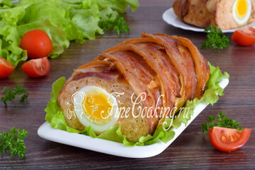 Куриный рулет с яйцом и беконом в духовке