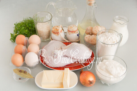 Продукты для курника с курицей и блинами: мука, окорочка, молоко, яйца, рис, сметана, грибы