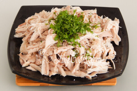 Рубленая петрушка добавлена к разобранной курице
