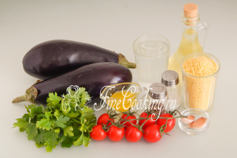 Продукты для кускуса с баклажанами: томаты черри, кускус, подсолнечное и оливковое масло, петрушка, чеснок, соль и перец.