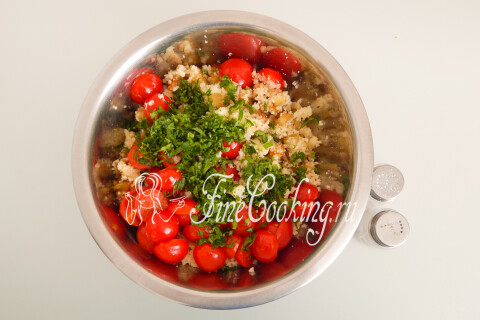 Овощная смесь с кускусом, посыпанная петрушкой, солью и перцем.