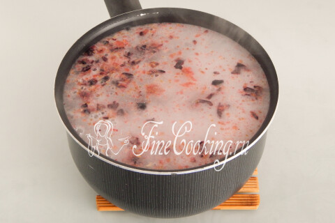 Кастрюля со смородиновым компотом, снятая с плиты после закипания