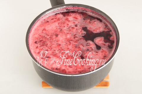 Кастрюля с компотом из смородины, накрытая крышкой для остывания