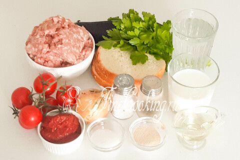 Продукты для кюрдан-кебаба: мясной фарш, баклажаны, батон, лук, петрушка и помидоры черри