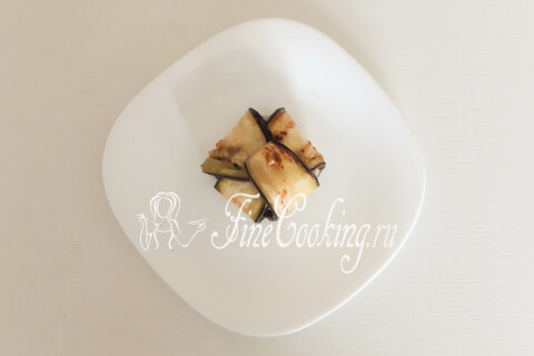Полоски баклажана, полностью скрывающие мясную котлетку