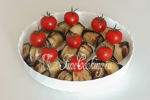 Баклажанные заготовки с мясной начинкой в форме для запекания с бортиками