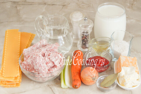 Продукты для лазаньи: листы для лазаньи, молоко, мясной фарш, сыр, мука, овощи и специи