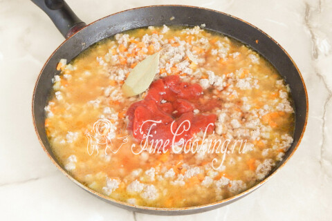 Вода, вливаемая в сковороду с обжаренным мясом и овощами