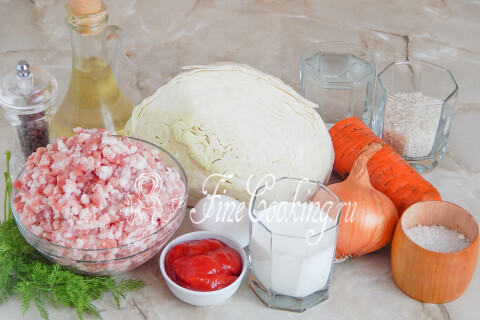 Продукты для ленивых голубцов: капуста, мясной фарш, рис, морковь, лук и сметана