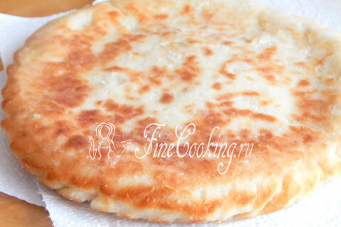 Румяные лепёшки с сырной начинкой, снятые со сковороды