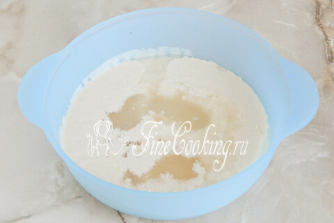 Пшеничная закваска с водой, солью, сахаром и содой в миске