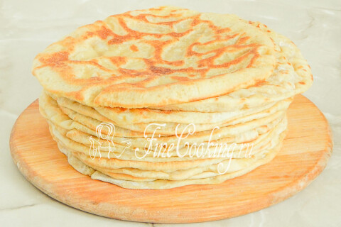 Готовые лепёшки с картошкой сложены стопкой на тарелке