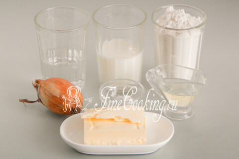Продукты для слоёных лепёшек с луком: мука, репчатый лук, вода, молоко, сливочное и подсолнечное масло, соль.