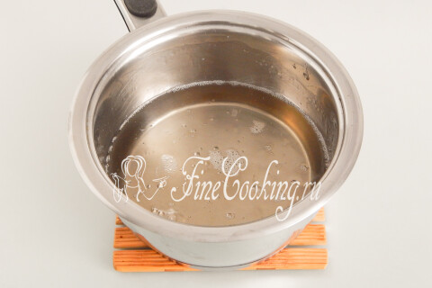 Кастрюлька с сахарным сиропом, остывающая в холодной воде
